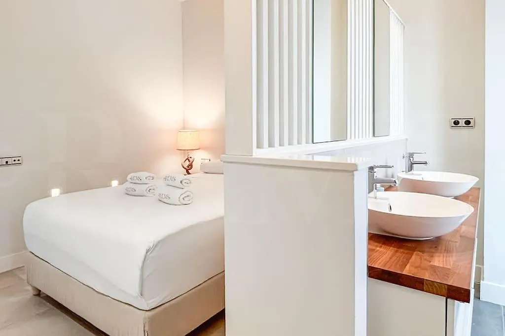 Central Gem With Stunning Port & Sea Views By Rems Malaga Apartment