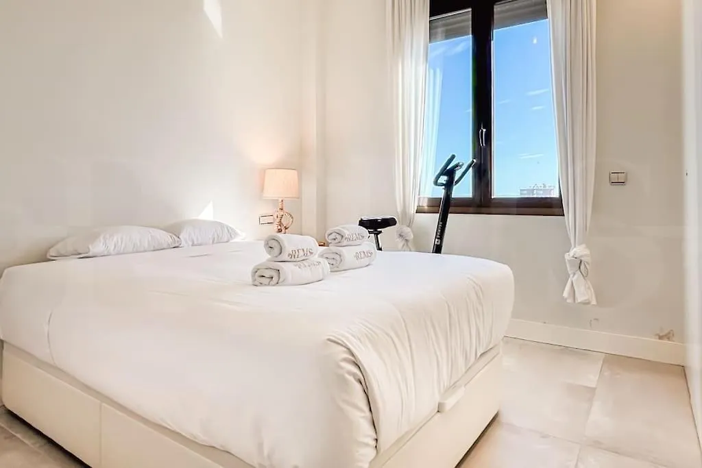 Central Gem With Stunning Port & Sea Views By Rems Malaga