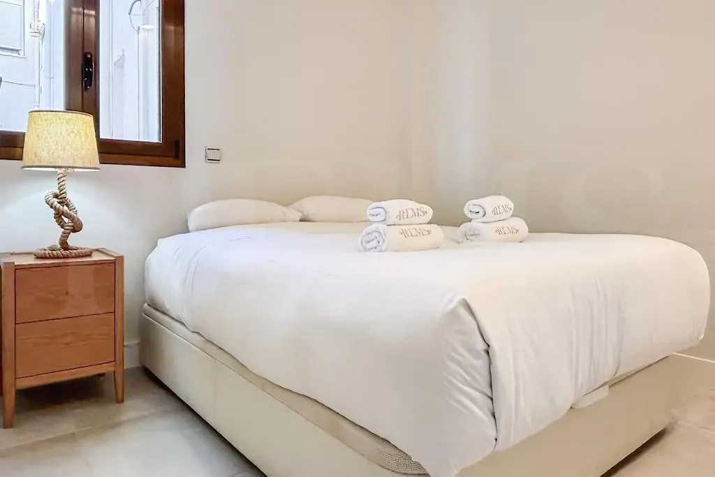 Central Gem With Stunning Port & Sea Views By Rems Malaga Apartment